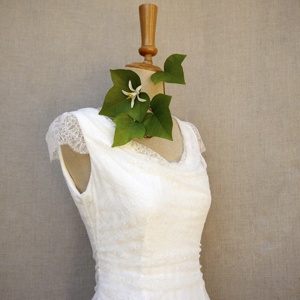 robe en crêpe satin et dentelle de calais sur un mannequin de couture shooting be vernier