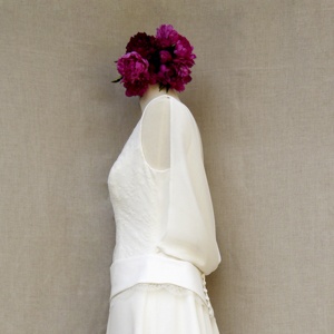 robe longue en crêpe et mousseline de soie et chantilly sur mannequin de couture