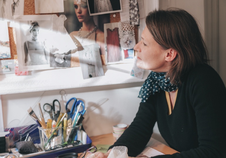 portrait de la creatrice be vernier devant son mood board