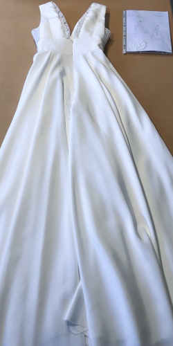 robe de mariee posee sur table crepe et dentelle cree par be vernier
