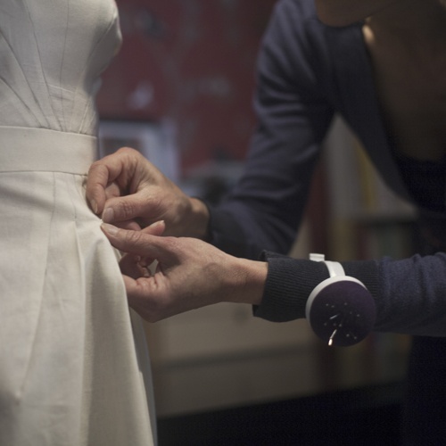 essayage et mise au point d'une robe en toile par be vernier