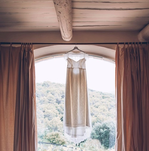 robe de mariee suspendue sur une fenetre cree par be vernier